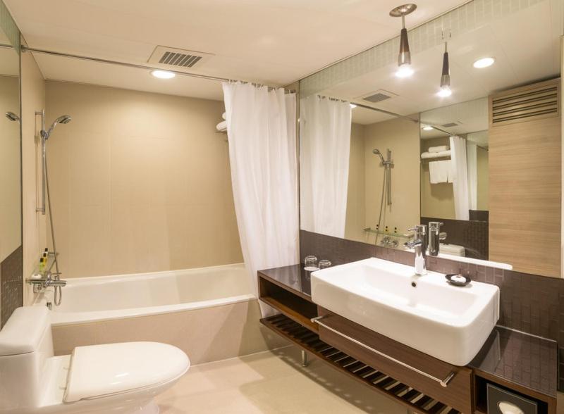 Room #144677415 at Kowloon Harbourfront Hotel, photo 2